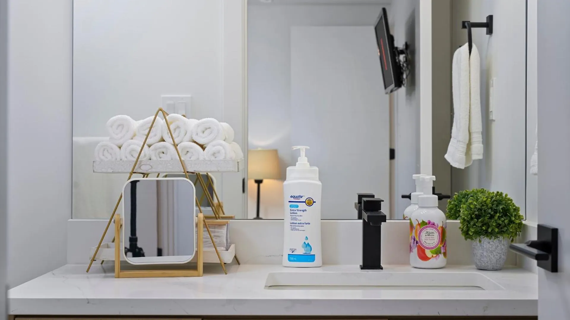 Modern Suite By Royal Alexandra Hospital L Free Parking Wifi Netflix إيدمونتون 0*,  كندا