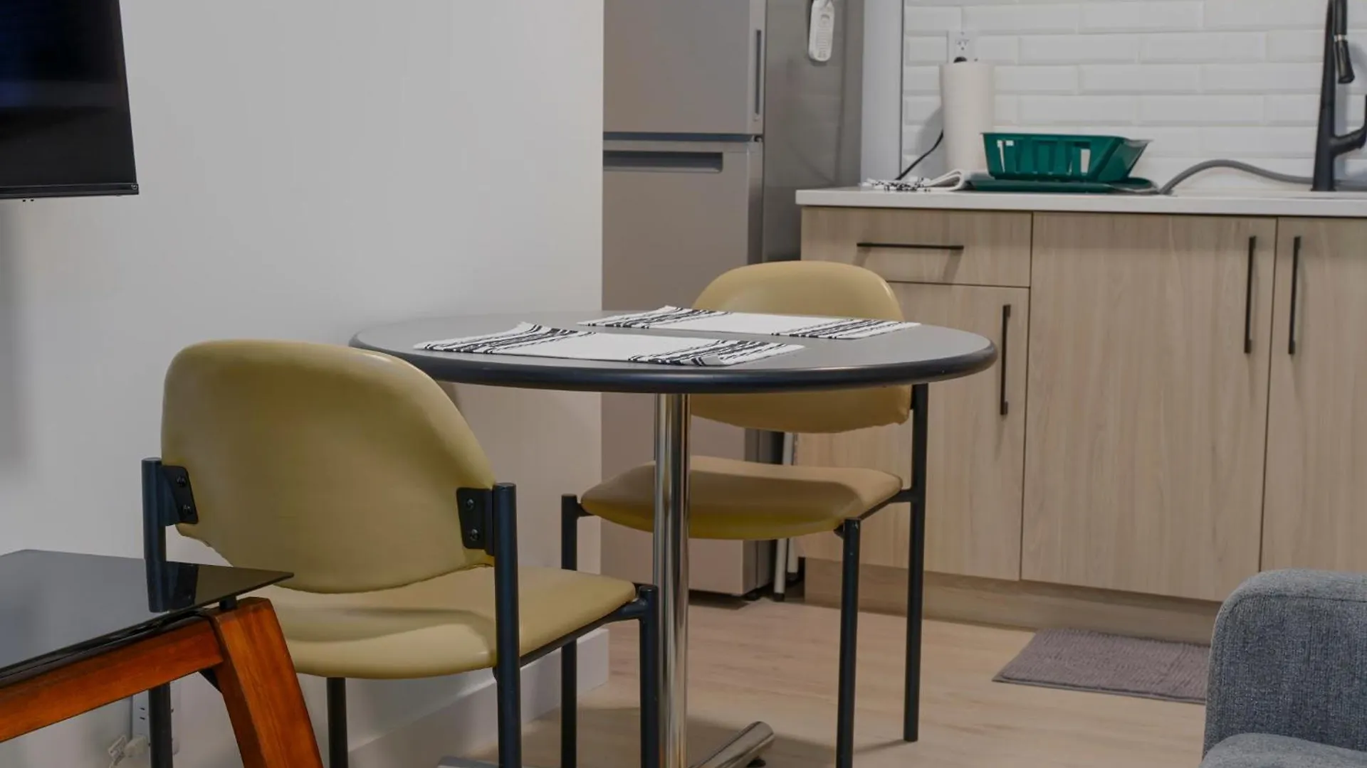 Modern Suite By Royal Alexandra Hospital L Free Parking Wifi Netflix إيدمونتون