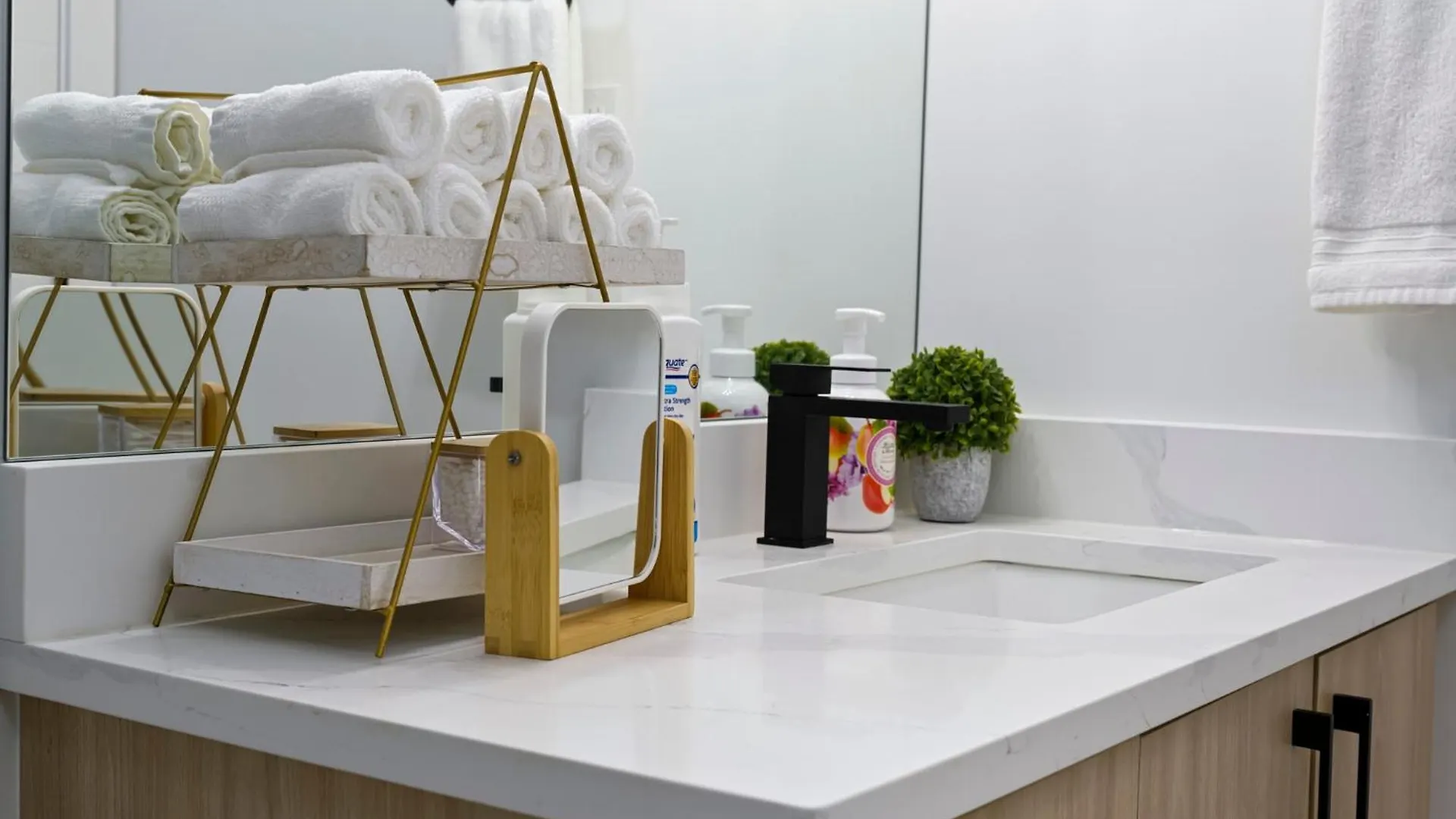 Modern Suite By Royal Alexandra Hospital L Free Parking Wifi Netflix إيدمونتون شقة